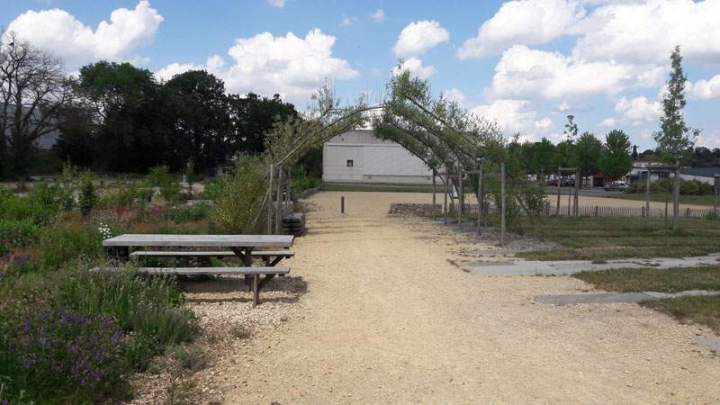 Mobilier et allée aménagée Bressuire