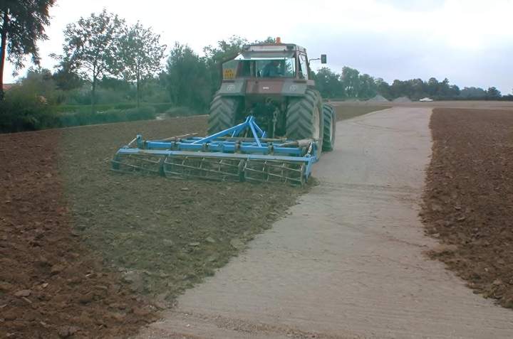 Tracteur pour préparation sol Bressuire