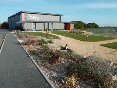 Aménagement paysager extérieur bâtiment contemporain Bressuire