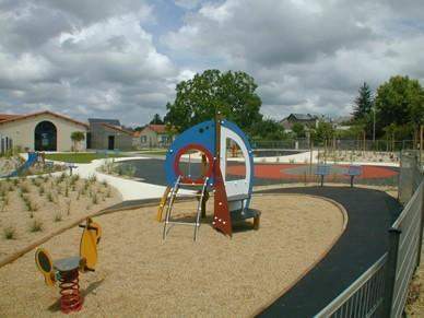 Aménagement extérieur avec aire de jeux Bressuire