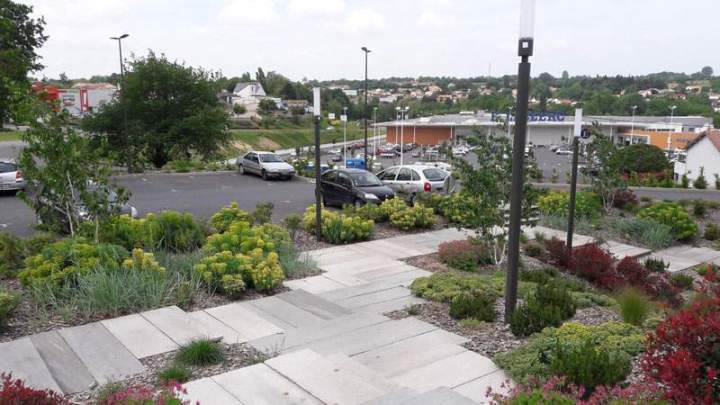 Allées et végétaux espace extérieur Bressuire