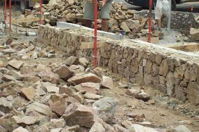 Construction de murets de pierre en cours Bressuire