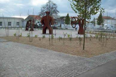 Espace extérieur urbain avec sculptures métalliques Bressuire