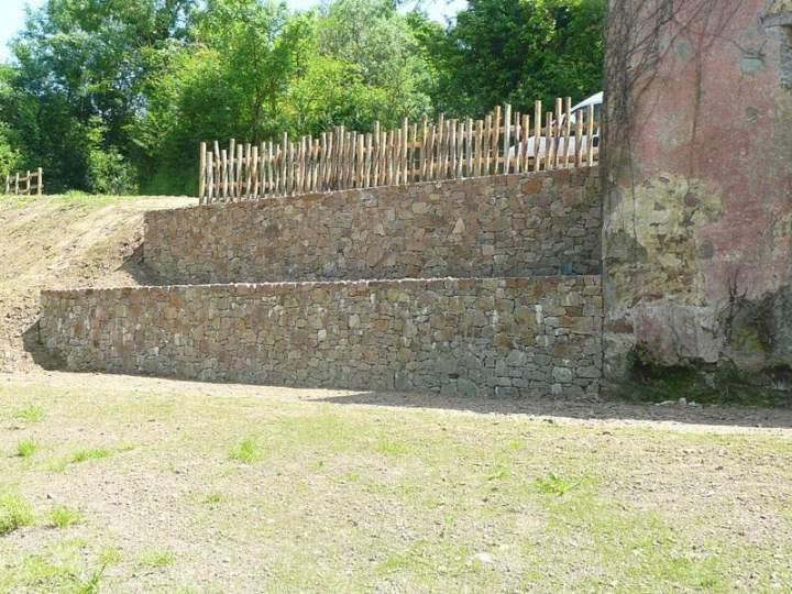 Création mur de soutènement en pierre avec garde-corps en bois Bressuire