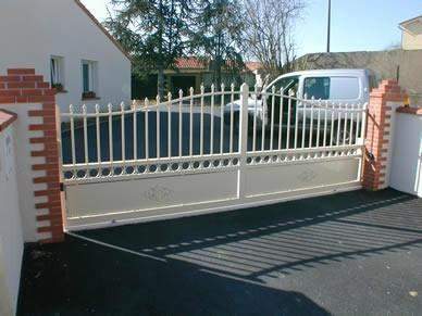 Portail blanc Bressuire