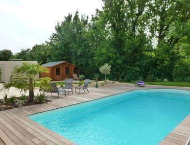 Piscine, plage de piscine en bois et jardin Bressuire