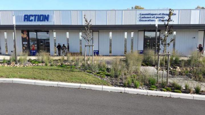 Aménagement paysager devant zone commerciale Point Ouit Bressuire