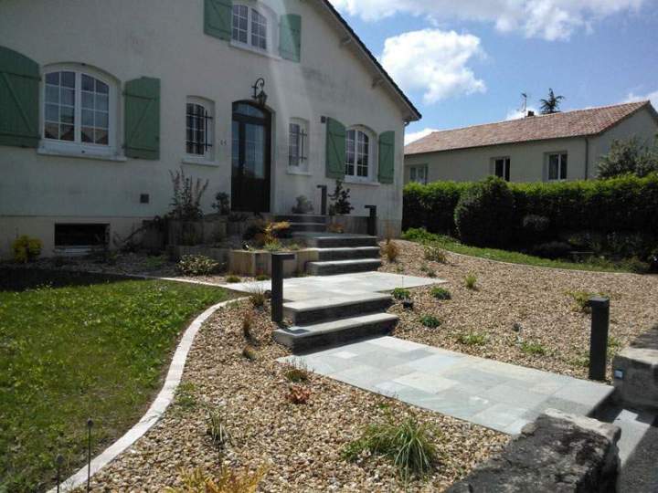 Extérieur maison soigneusement aménagé avec escalier Bressuire