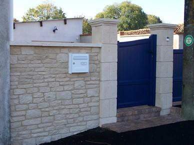 Muret en pierre d'une résidence privée Bressuire