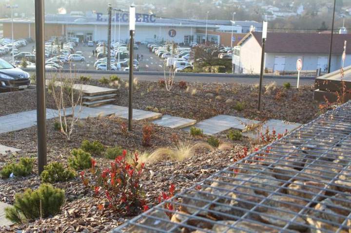 Aménagement espace extérieur zone commerciale Point Ouit Bressuire