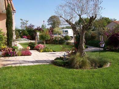 Jardin avec fleurs, arbres et allées Bressuire